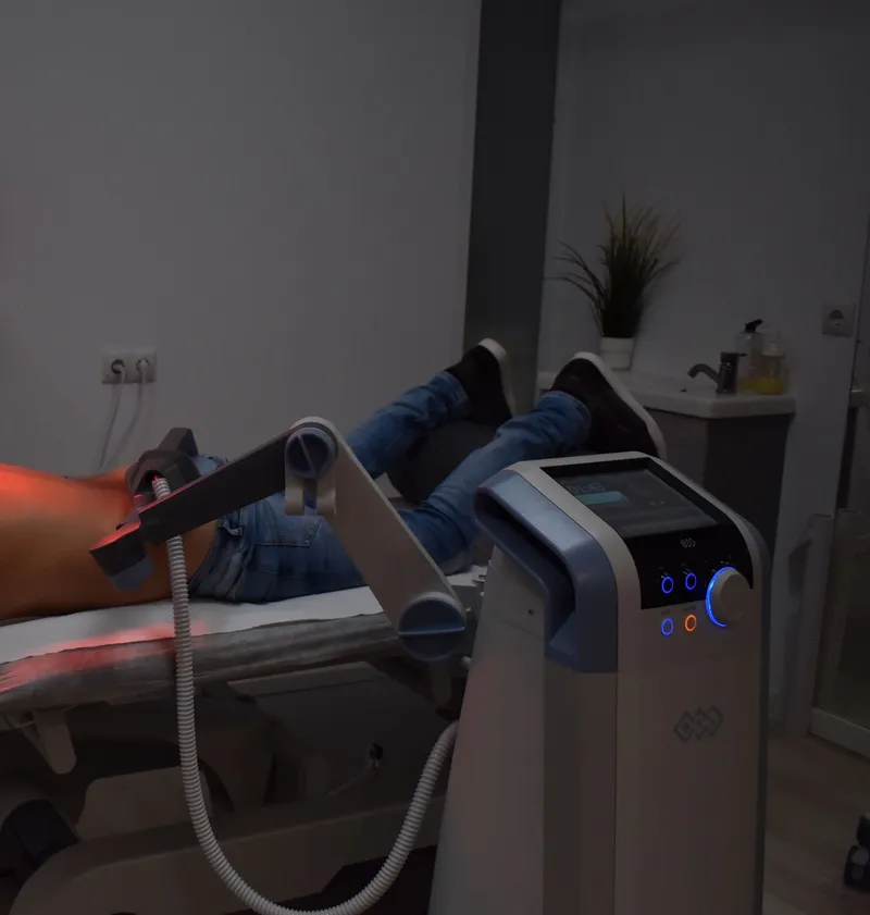 Tratamiento de fisioterapia con tecnología avanzada en Clínica Sacrum