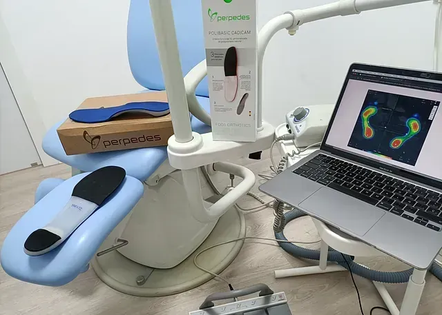 Consultorio médico con análisis de presión del pie